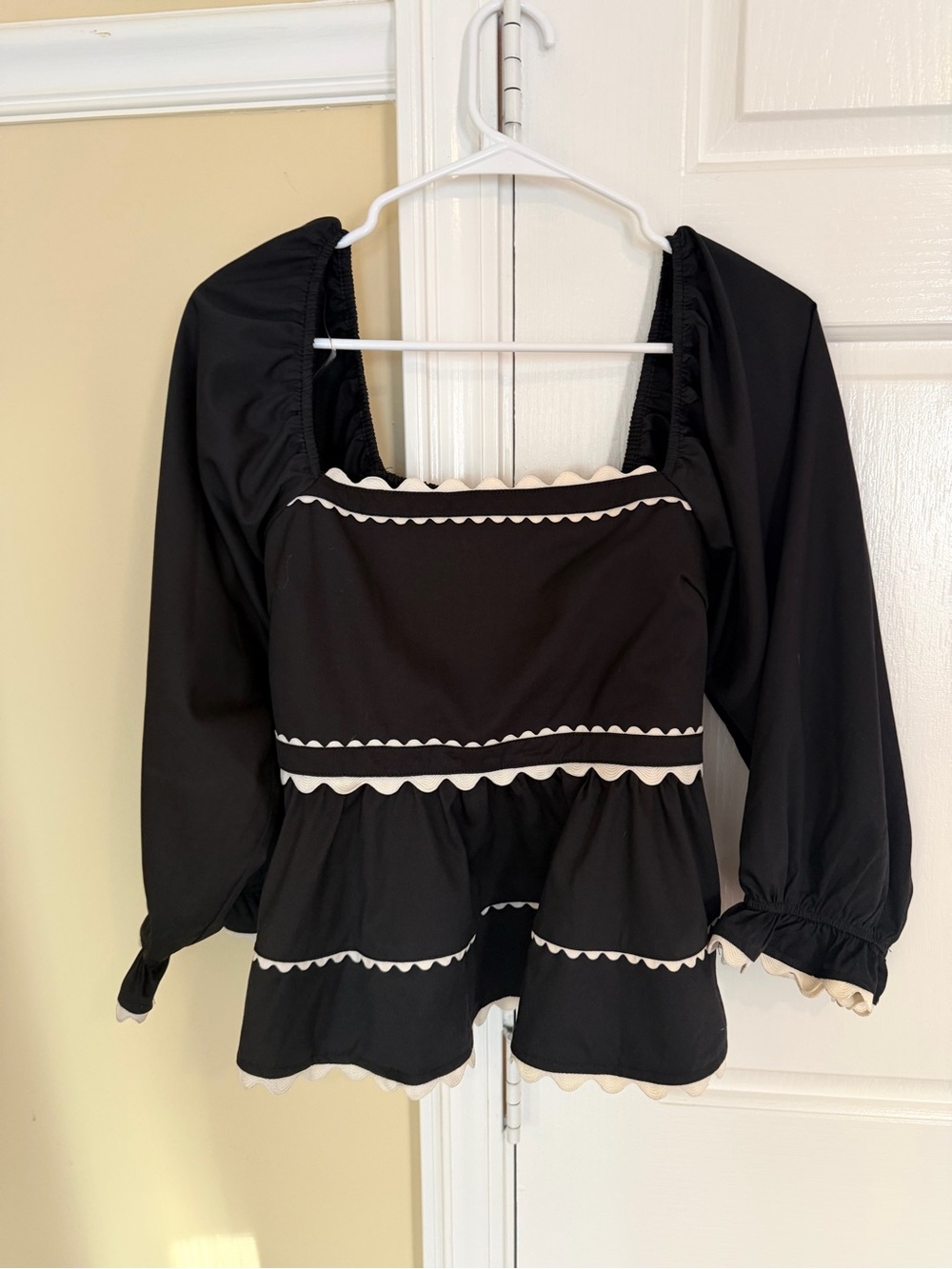 Entro NWT Black White Ric Rac Peplum Top M